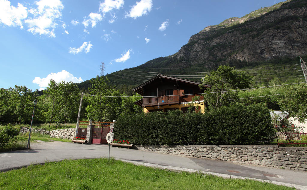 Maison Le Champ B&B Questa Casa Non E Un Albergo La Salle Luaran gambar